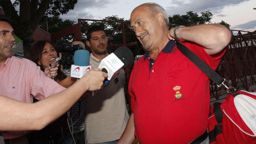 Imagen del exalcalde de Alcaucín José Manuel Martín Alba, a su salida de la cárcel en 2009.