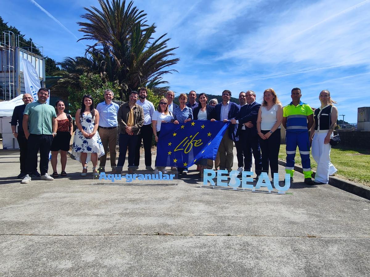 Representantes de Concello, Aqualia, universidades y Augas de Galicia en la inauguración del proyecto.