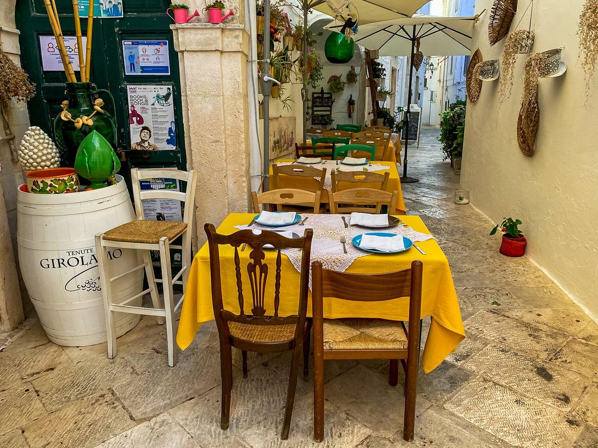 En Locorotondo descubrirás restaurantes escondidos entre sus callejuelas.