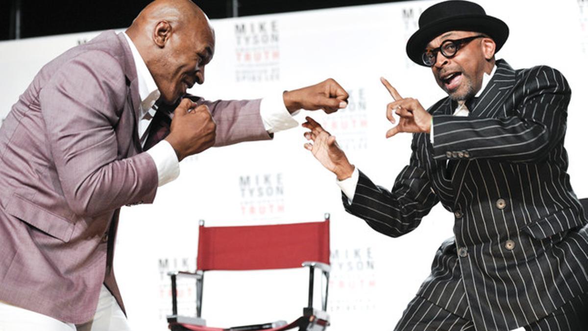 Mike Tyson y el director, Spike Lee, bromean durante la presentación del espectáculo 'Mike Tyson: la verdad indiscutible'