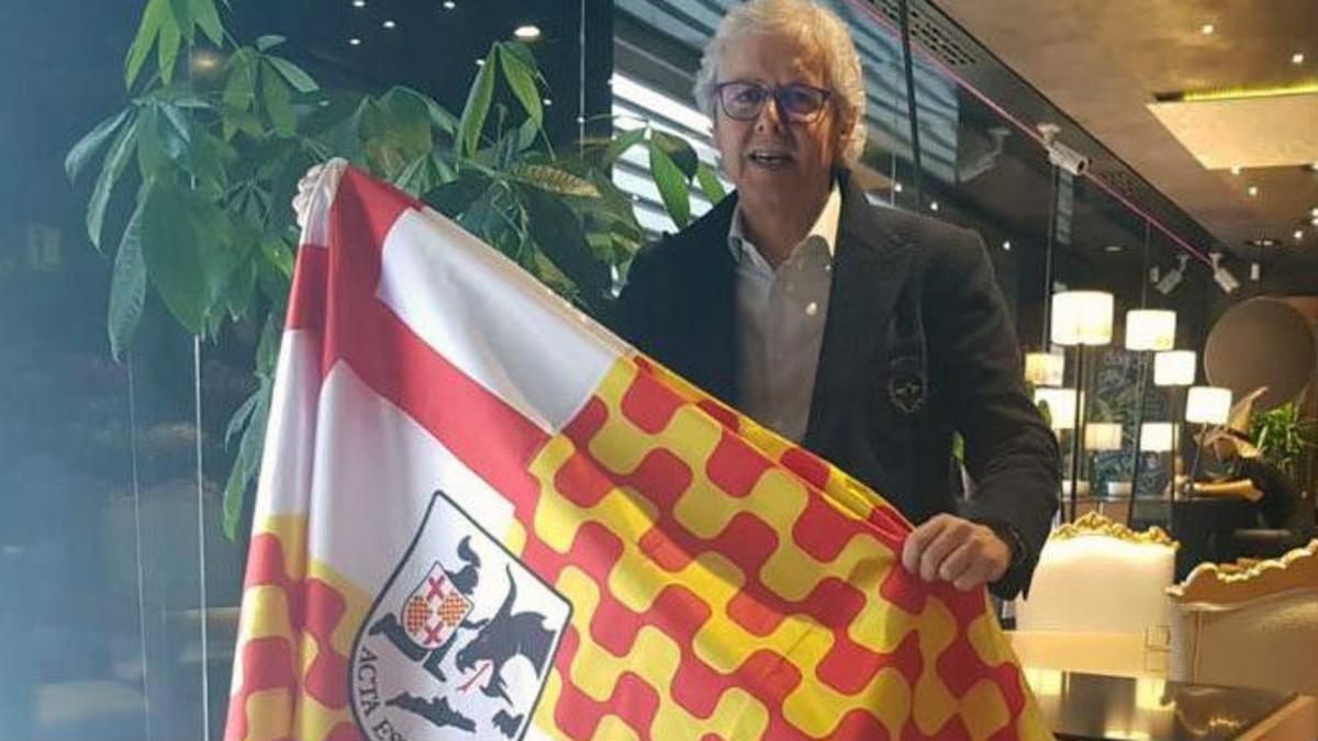 El dueño de la Bruixa d'Or, Xavier Gabriel, posa con la bandera tabarnesa.