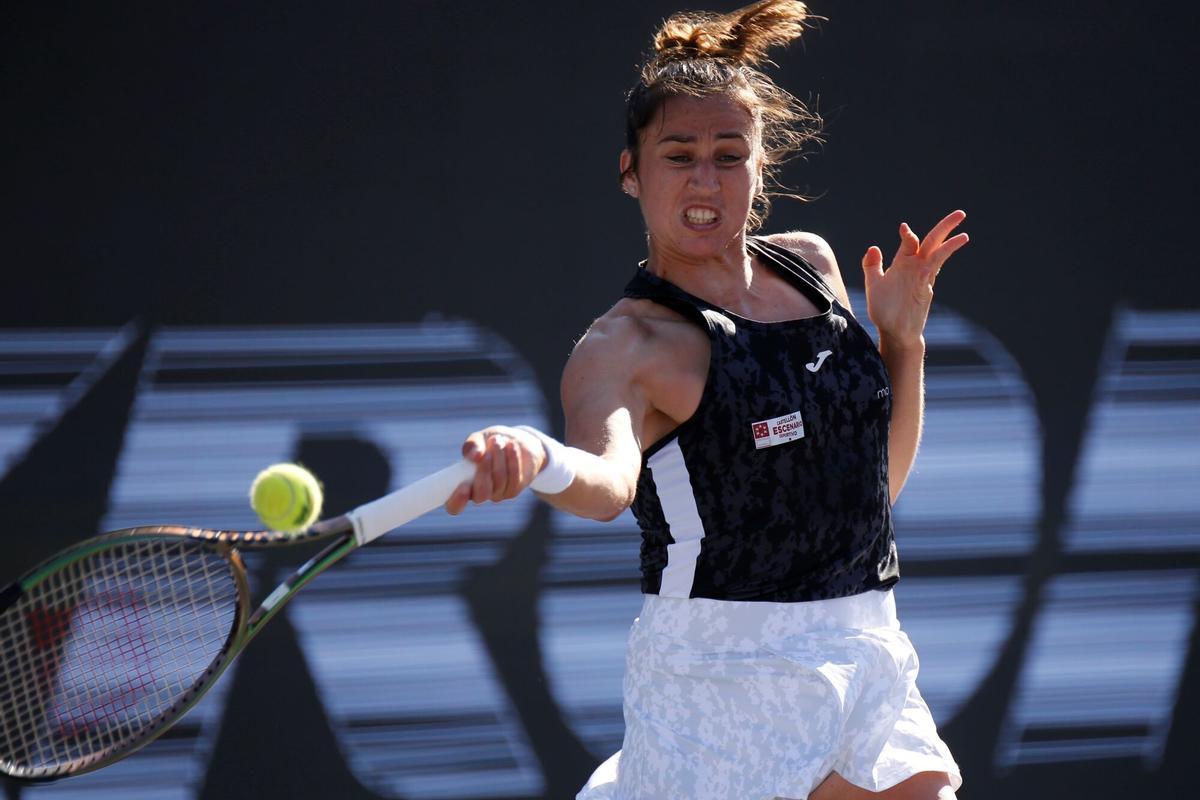 La tenista española Sara Sorribes devuelve la pelota contra la estadounidense Katie Volynets, durante el segundo día del Abierto de Tenis Akron de Zapopan en 2022.