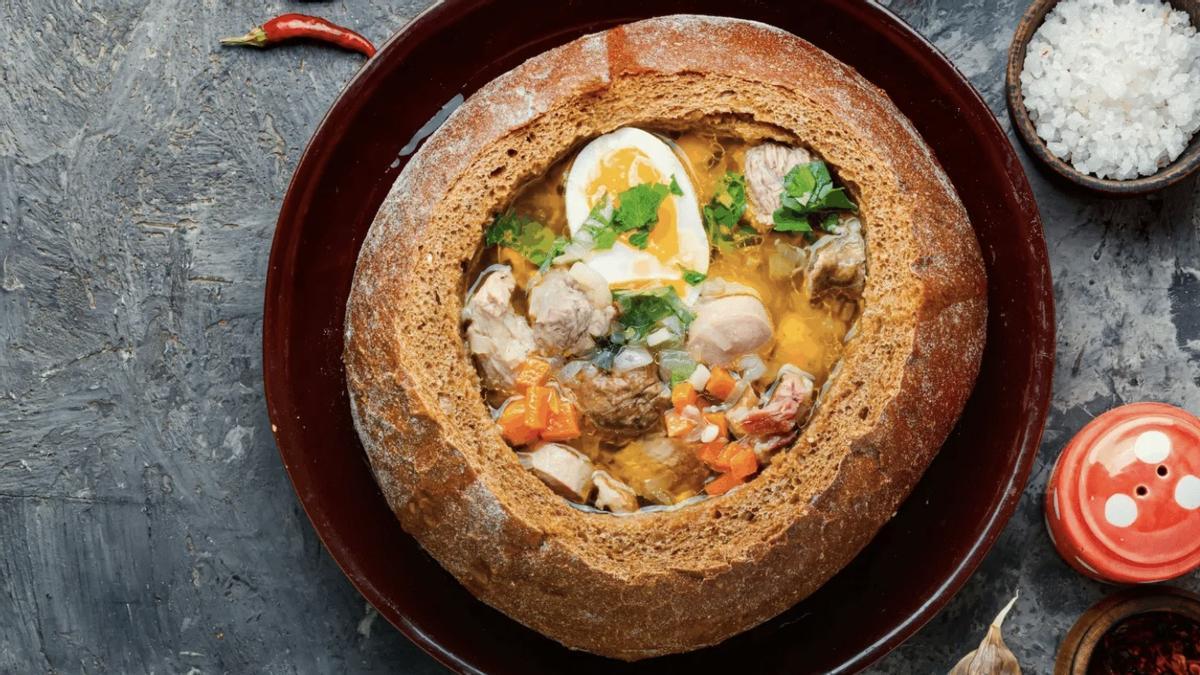 La sopa zurek, servida en pan, de La Polonesa.