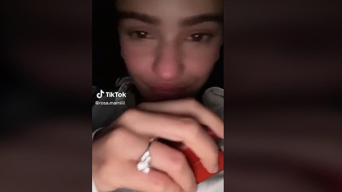 Captura de TikTok on es veu Rosalía lluint un anell