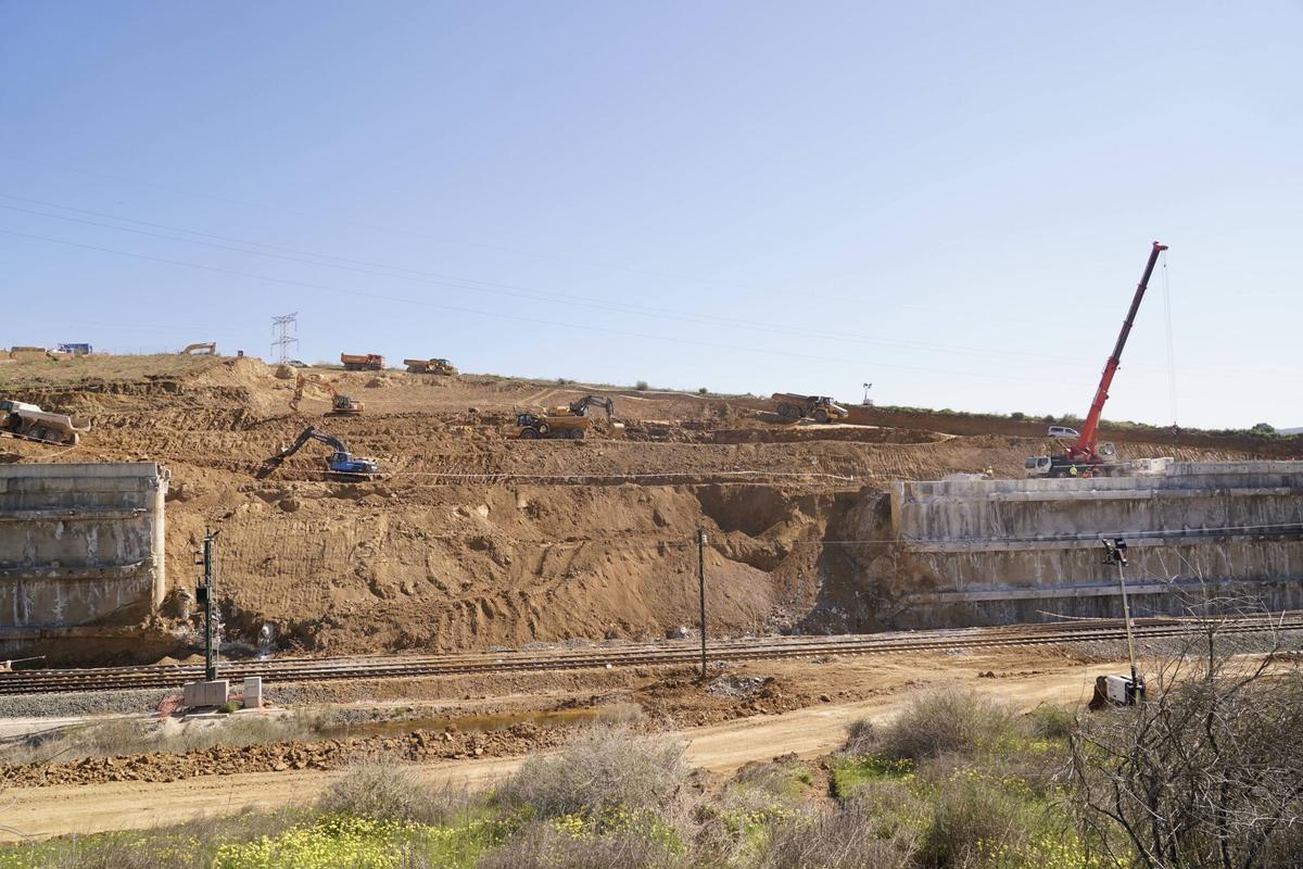 Trabajos de recuperación de la línea de alta velocidad afectada por un desprendimiento en Álora, este lunes, 16 de marzo.