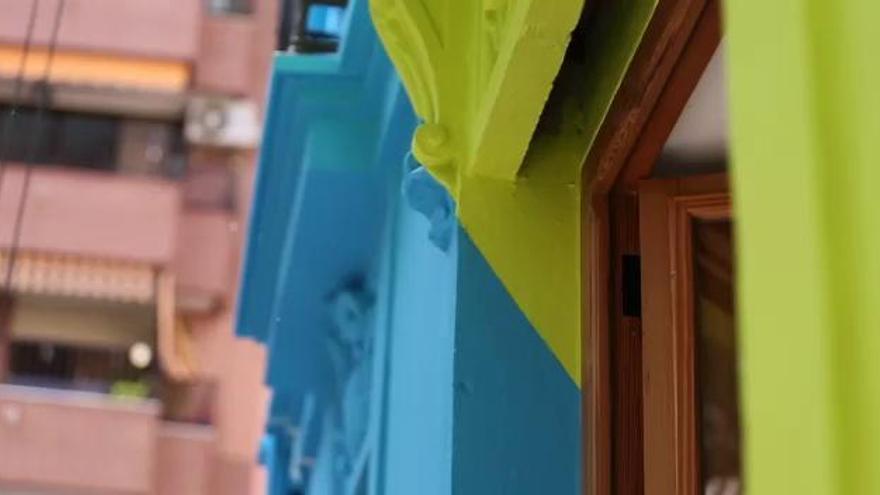 Pintan un edificio en València para celebrar la resistencia a la burbuja inmobiliaria