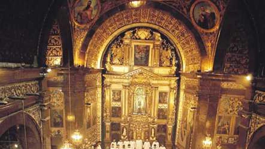 Sacerdotes en una misa presidida por el obispo, Jesús Murgui, en la basílica de Lluc.