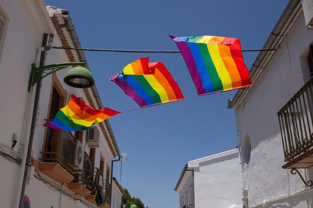 Cuelgan 400 banderas gais en un pueblo al quitar ...