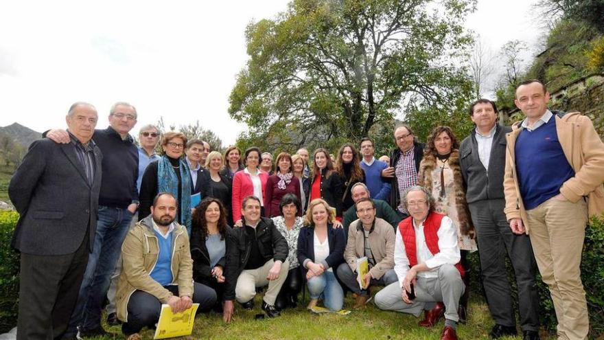 Esperanza del Fueyo, en el centro, con el resto de los jurados, junto a la sede de los Humanitarios.