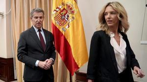El presidente del PP, Alberto Núñez Feijóo, y su portavoz adjunta, Cayetana Álvarez de Toledo, tras una sesión de control al Gobierno en el Congreso.