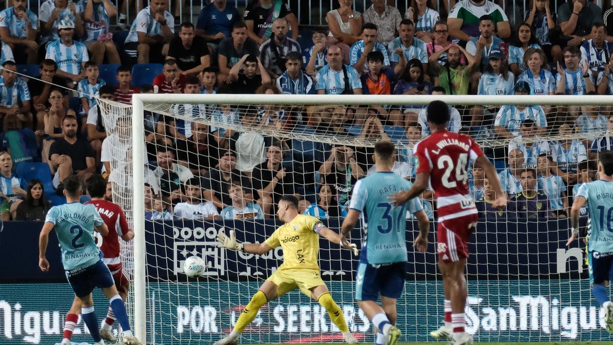 El Málaga CF no pudo pasar del empate en La Rosaleda frente al Granada CF después de ponerse 2-0 en el marcador en los primeros minutos del partido.