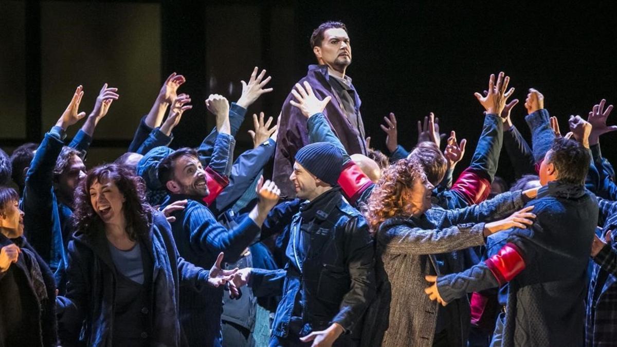 Àngel Òdena y el coro del Liceu, en un momento de la representación de 'Simon Boccanegra' en el Liceu.