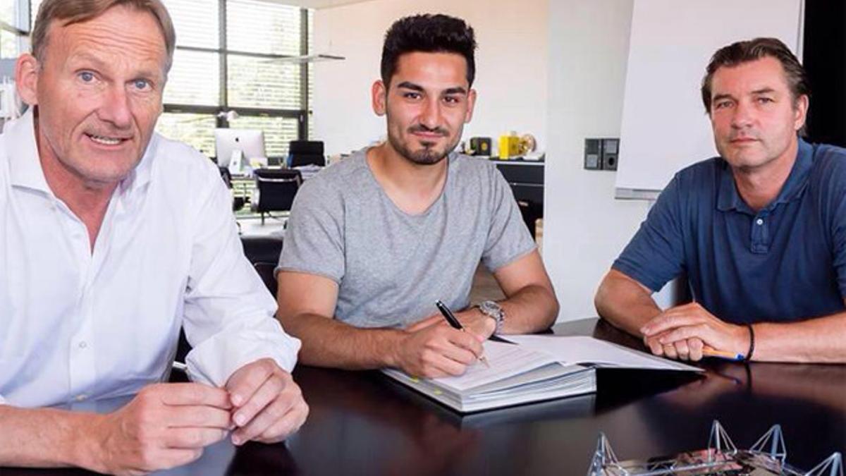 Gündogan, en el momento de estampar la firma