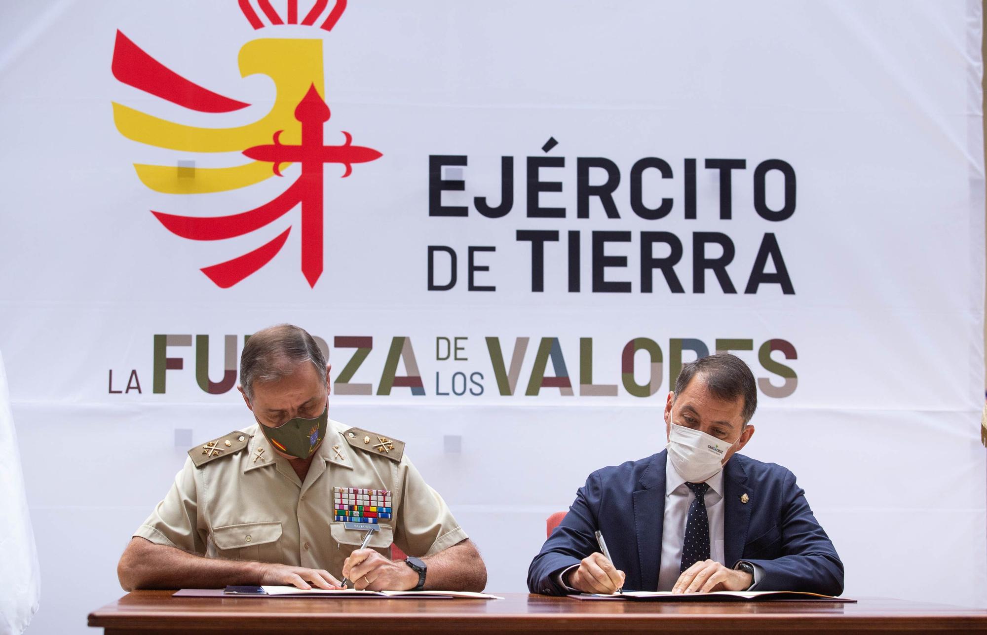 Firma del acuerdo entre el Ministerio de Defensa y el Ayuntamiento de Santa Cruz para prestar el puente Bailey en San Andrés