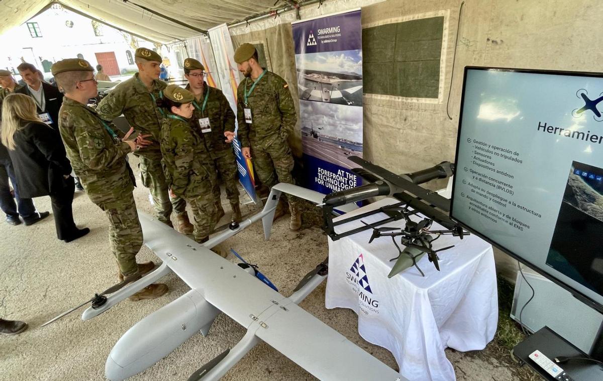 Un grup de militars observa uns drons durant la trobada mantinguda en El Goloso