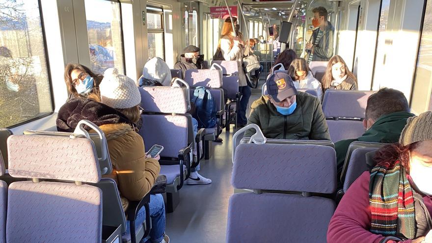 La &quot;odisea&quot; de decenas de usuarios atrapados varias horas en trenes averiados y sin calefacción en El Berrón: &quot;Estamos congelados&quot;