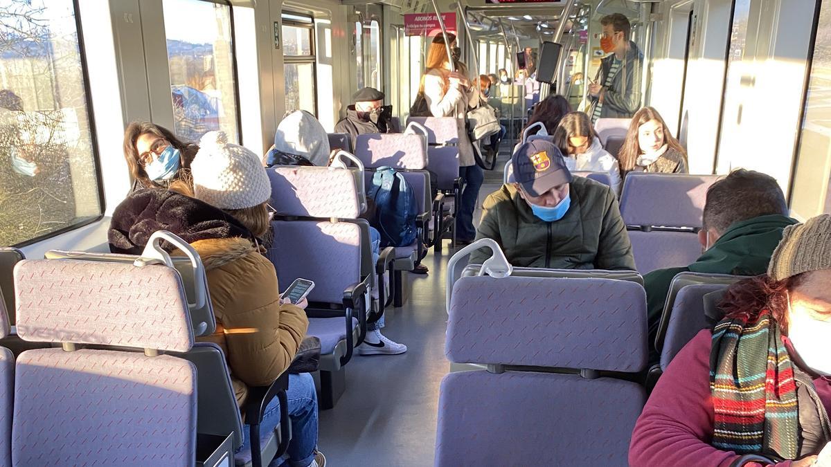 La "odisea" de decenas de usuarios atrapados varias horas en trenes  averiados y sin calefacción en El Berrón: "Estamos congelados" - La Nueva  España