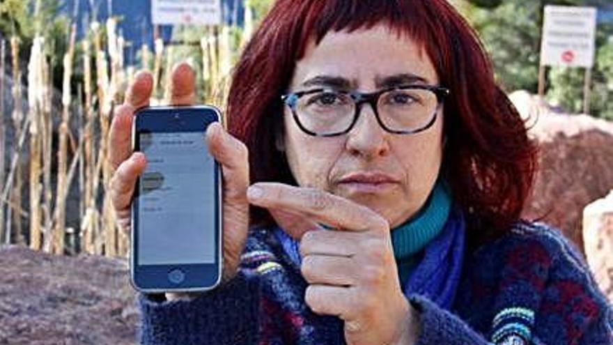 La veïna de la Seu Anna Gonzàlez mostra la cobertura andorrana