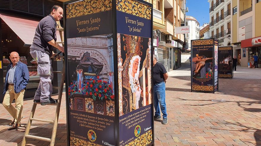 Iconos que representan la Semana Santa en el centro de Almendralejo