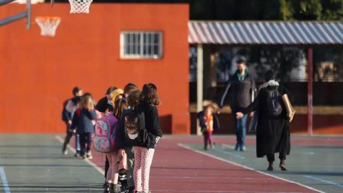 Un grupo de alumnos en el patio de un centro educativo de Ibiza.