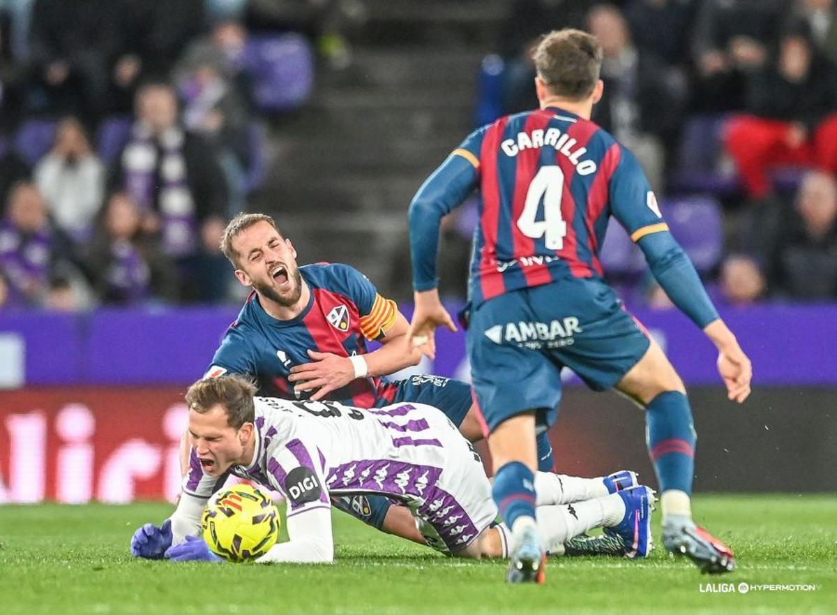 Pulido, por los suelos doliéndose durante una acción ante el Valladolid