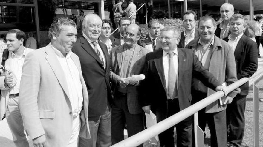 Los representantes de los equipos asturianos, con el presidente de la Federación Asturiana, Maximino Martínez, en el centro apoyado en la barra, ayer, en Madrid.