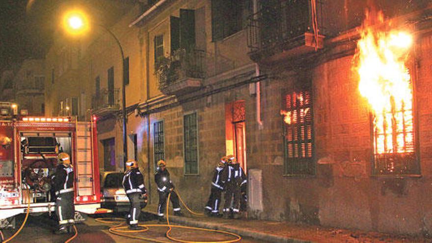 Un incendio destruye un piso en un edificio ocupado ilegalmente en Palma