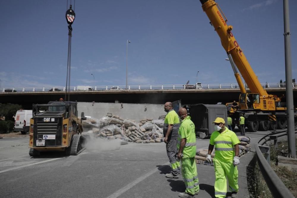 Un camión vuelca en una rotonda bajo la Vía de Cintura