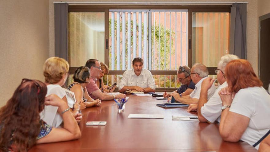 Reunión del concejal José Ángel Marín con los vecinos de Ofra.