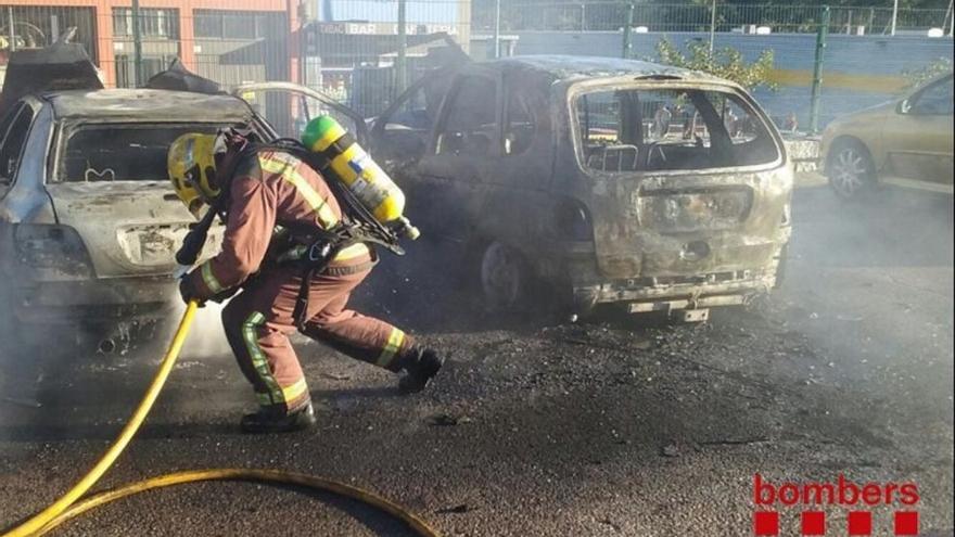 Cremen quatre vehicles en un aparcament de la Jonquera