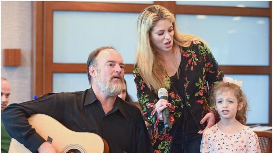 El hijo y la nuera de Johnny Cash cantan en familia en Salinas