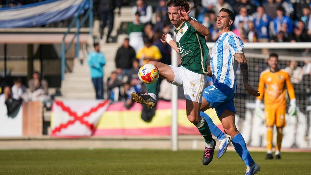 Javi Barrio pugna por un balón durante el partido de Talavera.
