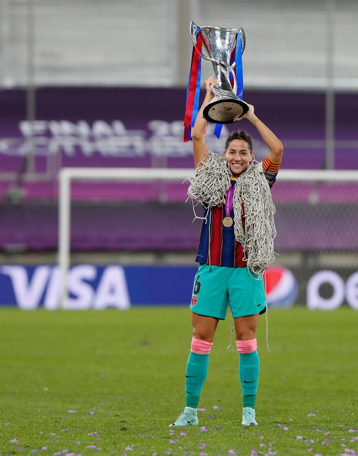 Vicky Losada levantando la copa