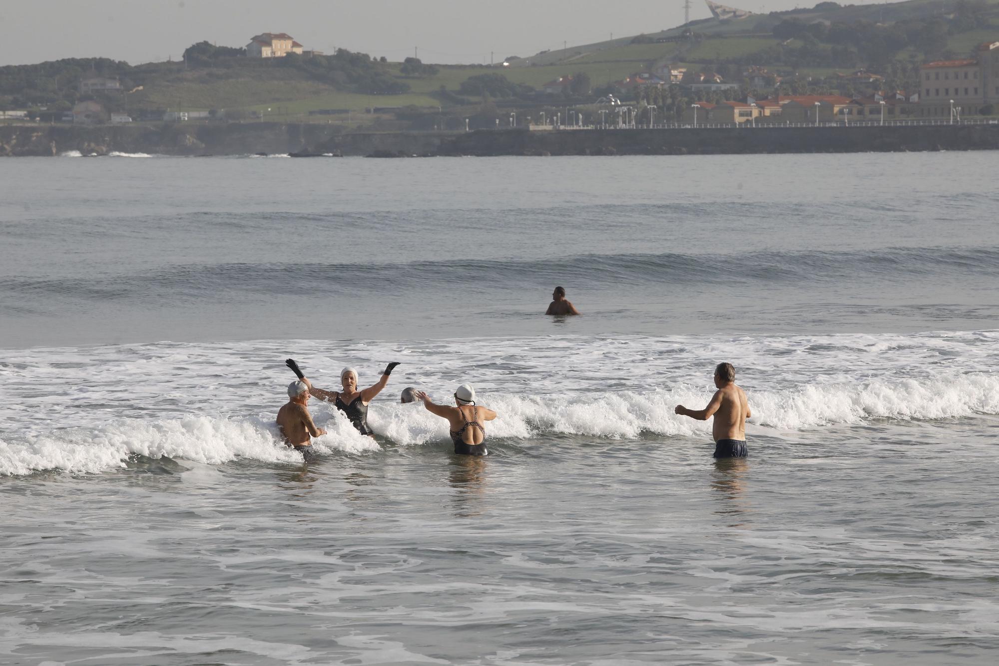 Los ba�istas de la Escalerona, en la playa de San Lorenzo (9).jpg