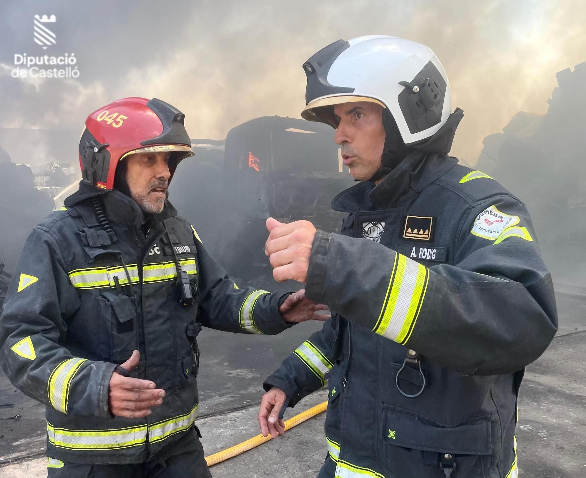 Galería: Espectacular incendio en un desguace de Burriana