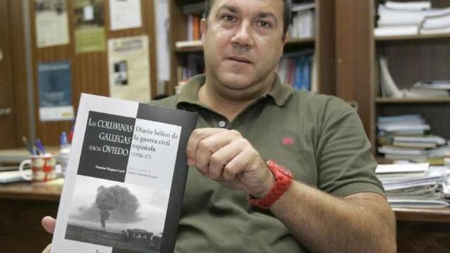 El historiador Emilio Grandío muestra su libro 'Diario bélico de la guerra civil española'. / xoán álvarez