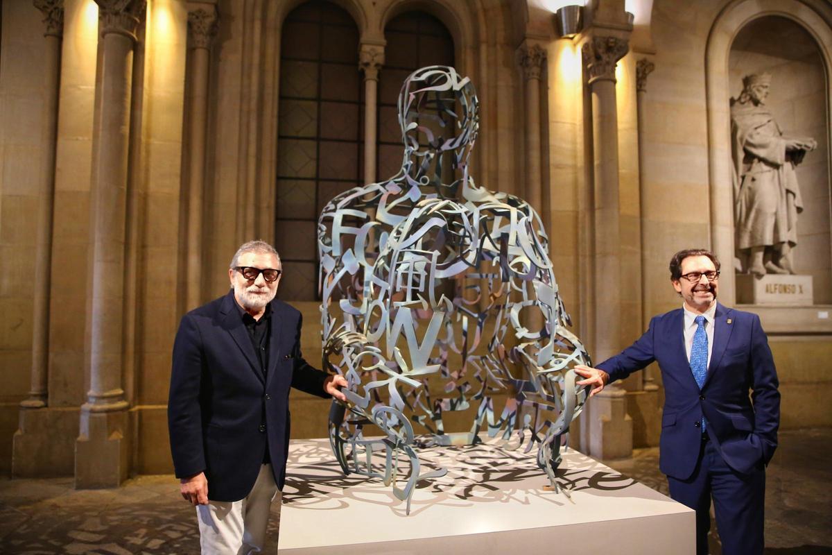El edificio histórico de la UB estrena escultura de Jaume Plensa