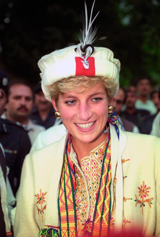 Diana de Gales con el sombrero tradicional de Pakistán durante su viaje en 1991