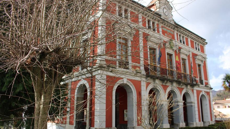 Reclaman al Ayuntamiento de Aller una "solución" para un vecino que vive en la calle "soportando temperaturas superiores a los 37 grados"