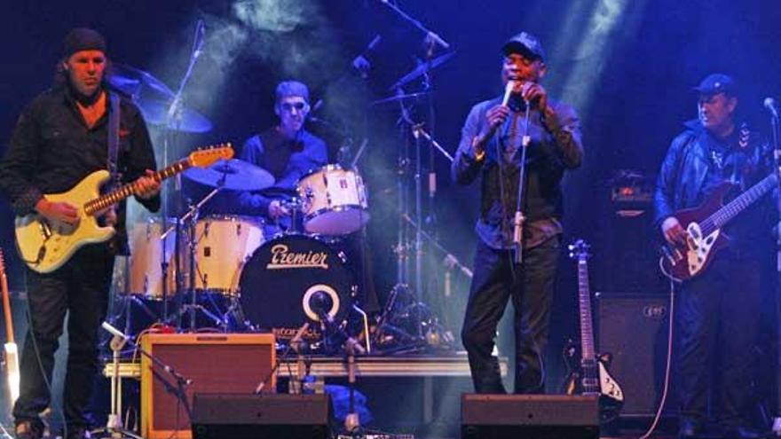 El guitarrista Javier Vargas (i.) con su Blues Band tocando ayer en el Auditorio Mar de Vigo. // Marta G. Brea