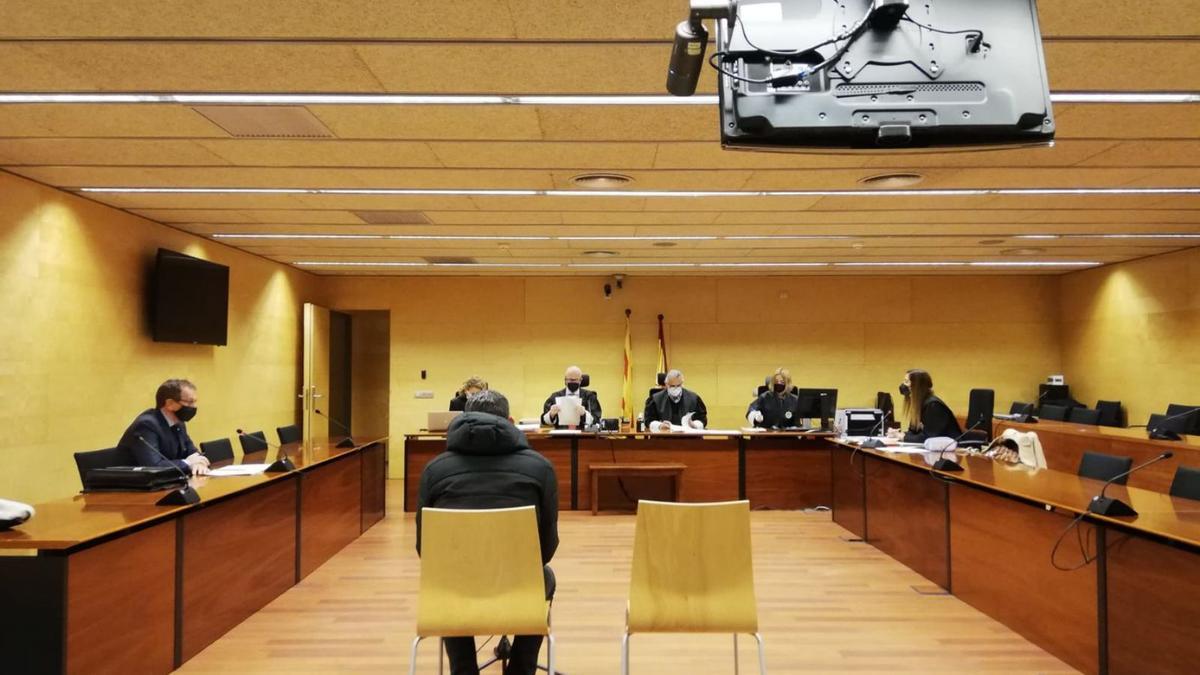 El  condemnat per abusos durant la vista a l’Audiència de Girona, el gener. | ARIADNA SALA