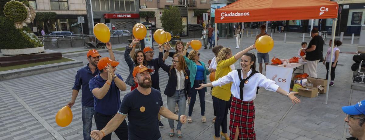 Ciudadanos instaló una carpa informativa y puso música en la plaza del Centro de Congresos, que animó a bailar a los miembros de la candidatua encabezada por García-Ontiveros.  | ANTONIO AMORÓS