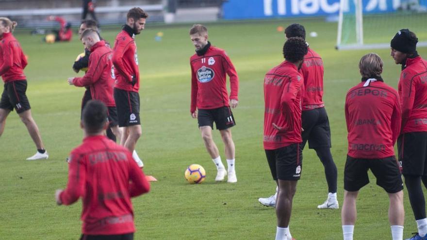 Cartabia (centro), en un entrenamiento en Riazor.