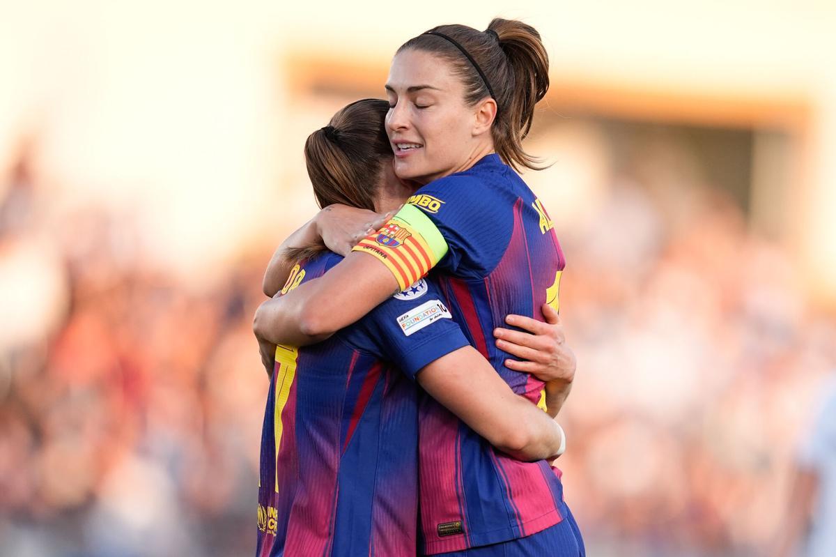 Ewa Pajor celebra un gol con Alexia Putellas