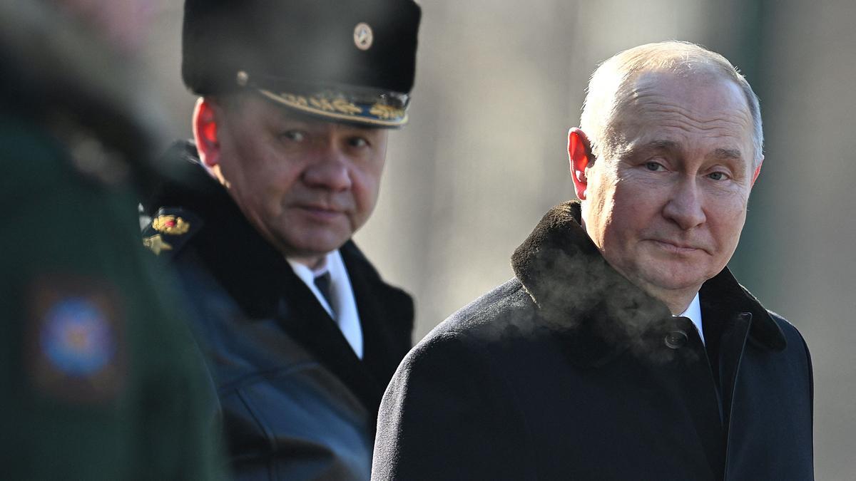 El presidente ruso, Vladimir Putin, y el ministro de Defensa ruso, Sergei Shoigu, en un acto en la en memorial de la llama eterna y la tumba del soldado desconocido, en los jardines de Alexander, en Moscú.