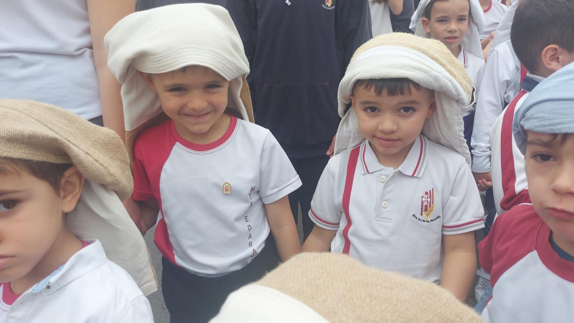 Alumnos del colegio Las Mercedarias durante su procesión