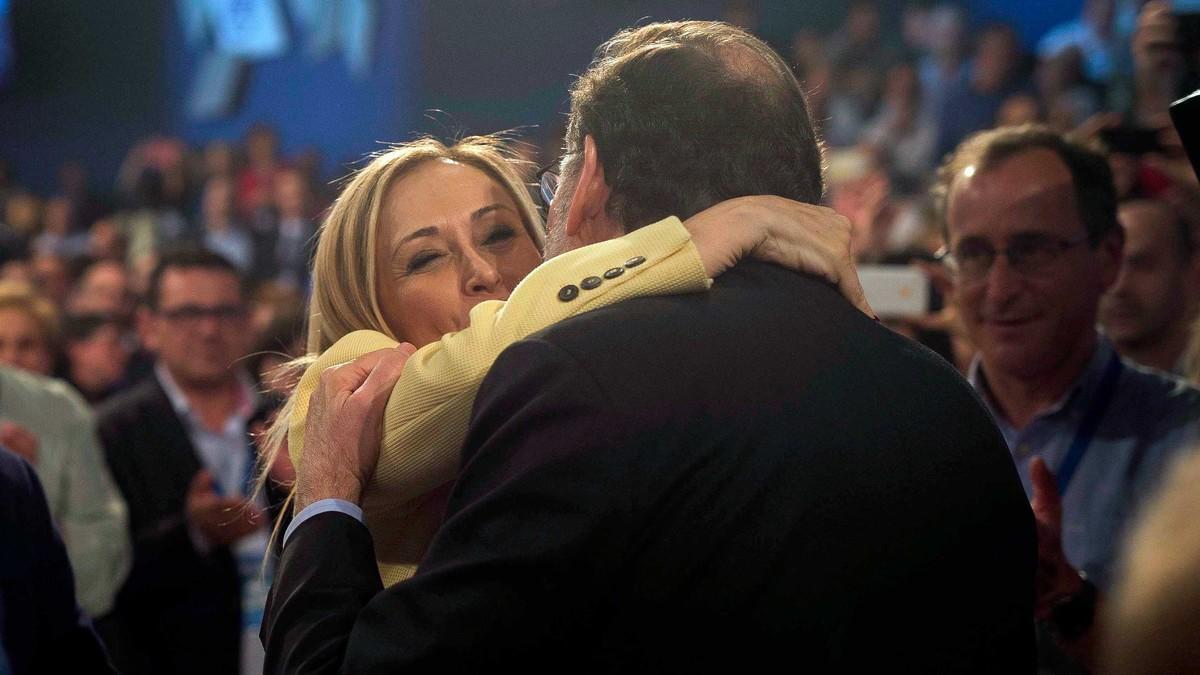 Cifuentes abraza a Mariano Rajoy en la convención del PP