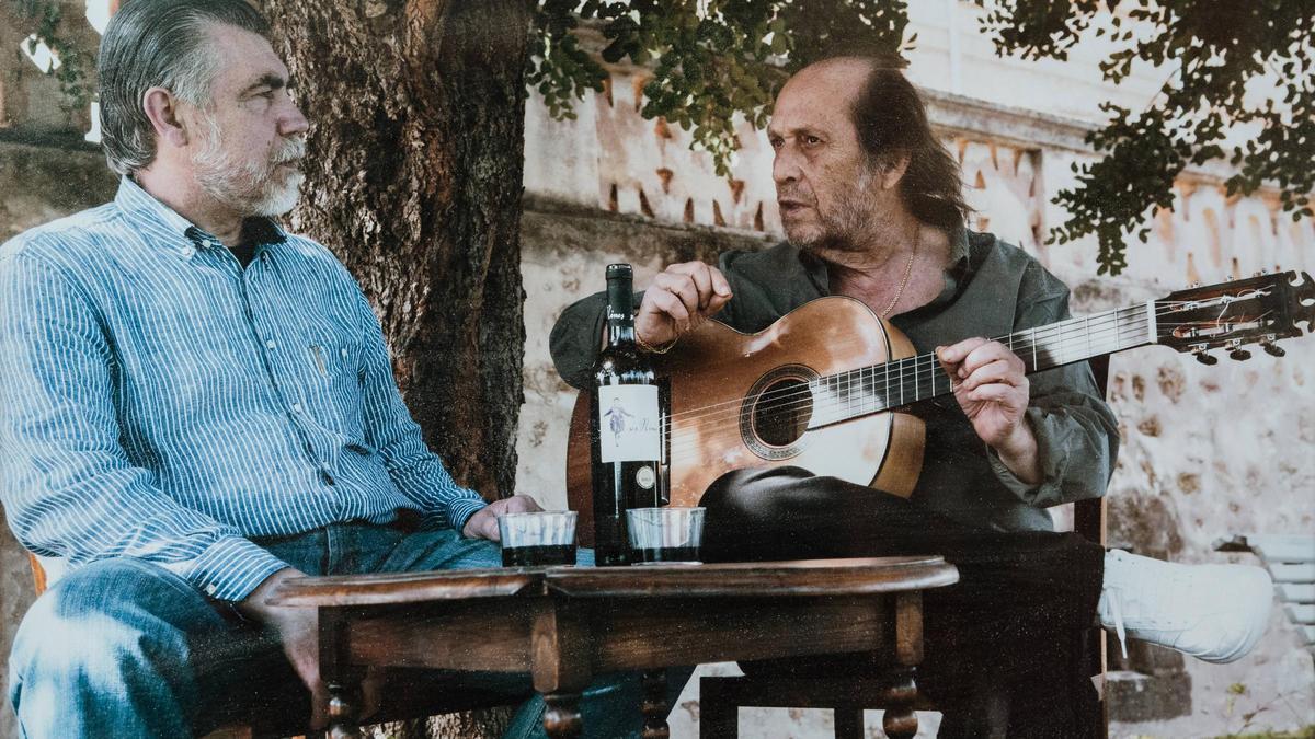 Paco de Lucía, en el jardín de su casa de Son Anglada, se toma un vino con el ebanista Antonio Morales, quien le hizo varias guitarras, como la que tiene entre sus manos, 'La Gran Concierto'