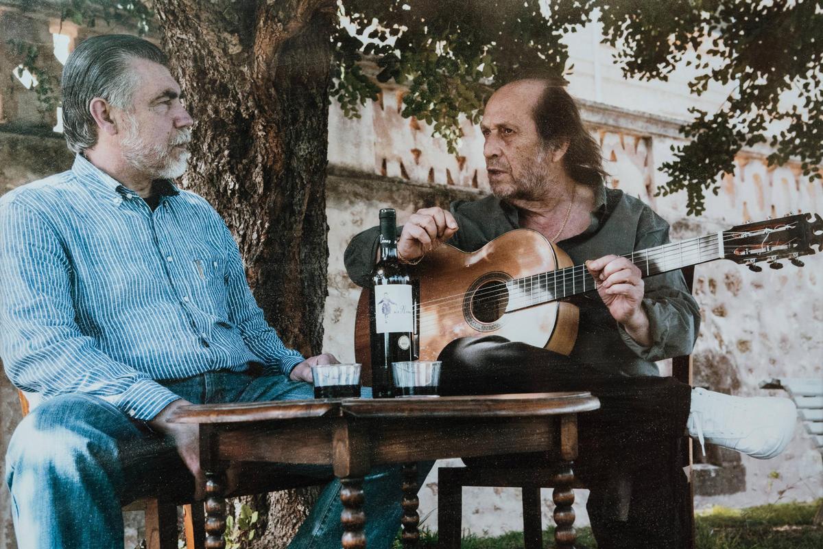 Paco de Lucía, en el jardín de su casa de Son Anglada, se toma un vino con el ebanista Antonio Morales, quien le hizo varias guitarras, como la que tiene entre sus manos, 'La Gran Concierto'