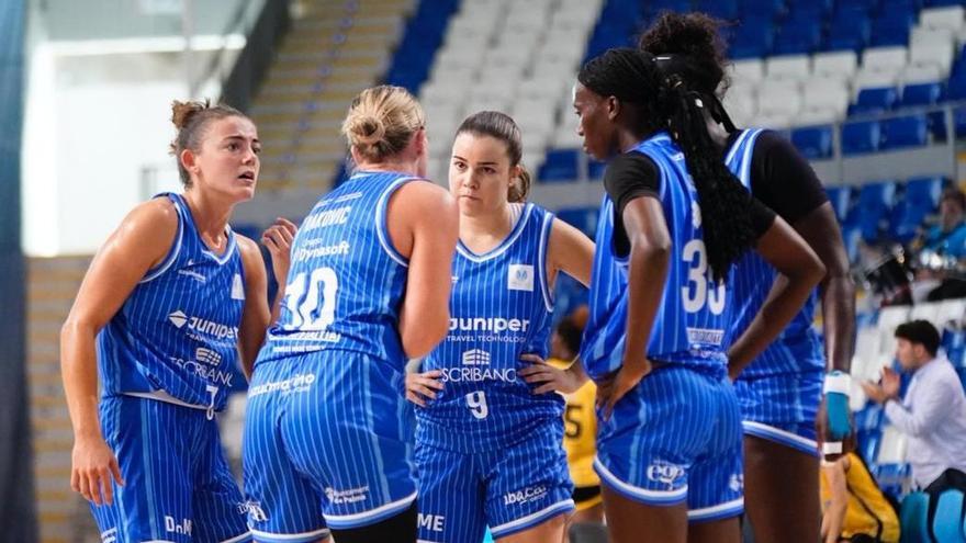 La jugadoras del Azulmarino hablan durante el encuentro.
